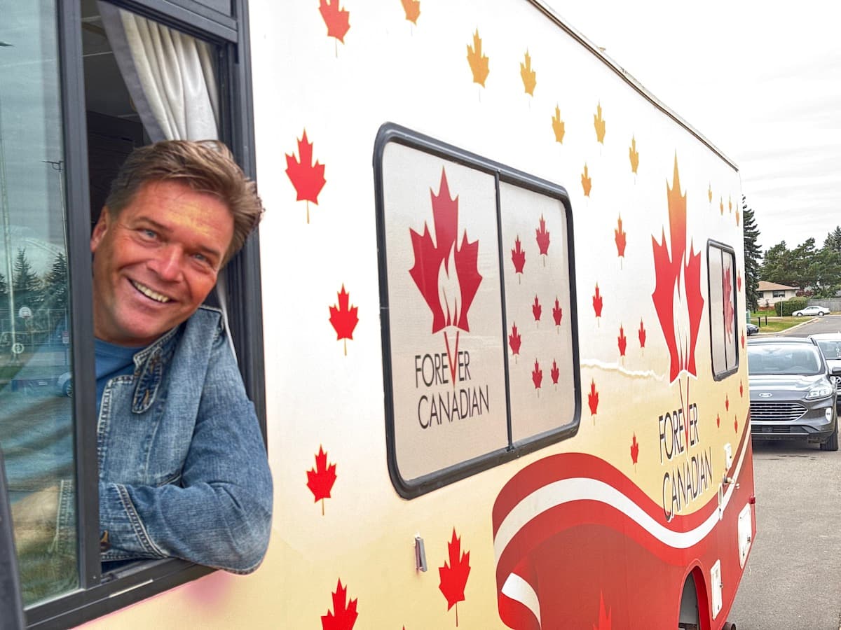 Thomas prenant la parole en veste rouge